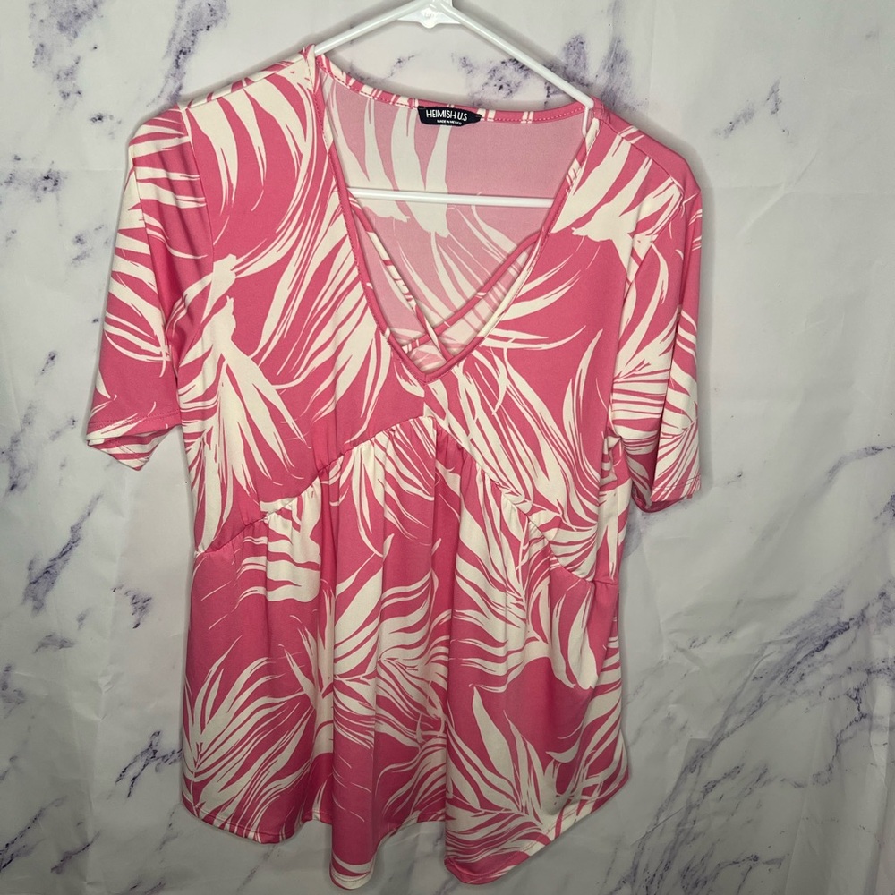 HEIMISH USA Women’s Pink and White Leaf Print Short Sleeve Top